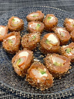 Una foto de Rollitos de salmón ahumado tipo sushi
