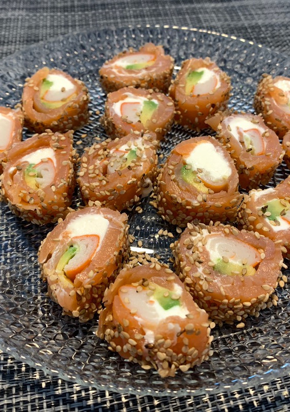 Una foto de Rollitos de salmón ahumado tipo sushi
