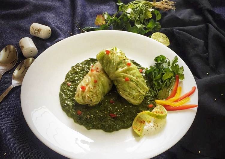 Nutty lemony cabbage roll in green sauce