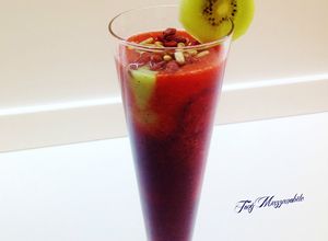 Foto di Smoothie fragole, mirtilli, kiwi, con goji e pinoli tostati