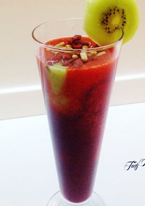 Foto di Smoothie fragole, mirtilli, kiwi, con goji e pinoli tostati