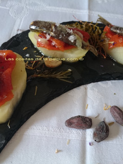 Una foto de Tapas de patata con pimientos asados, sardinas en conserva y escabeche blanco