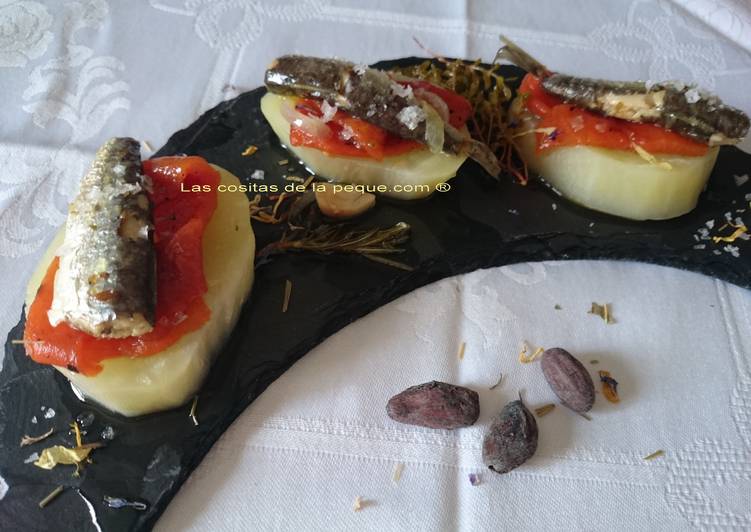 Tapas de patata con pimientos asados, sardinas en conserva y escabeche blanco