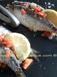 Una foto de Sardinas a la sal sobre cama de vinagreta (Thermomix) 