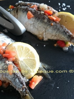 Una foto de Sardinas a la sal sobre cama de vinagreta (Thermomix)