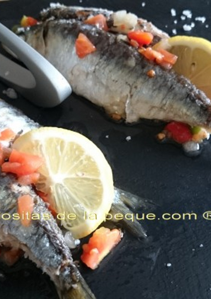 Una foto de Sardinas a la sal sobre cama de vinagreta (Thermomix) 
