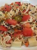 Ensalada de noodles con vegetales, gruyere y salsa teriyaki