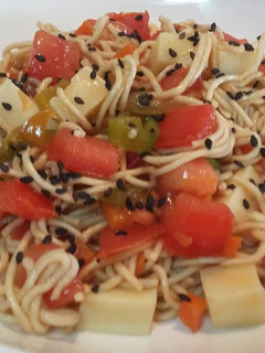 Una foto de Ensalada de noodles con vegetales, gruyere y salsa teriyaki