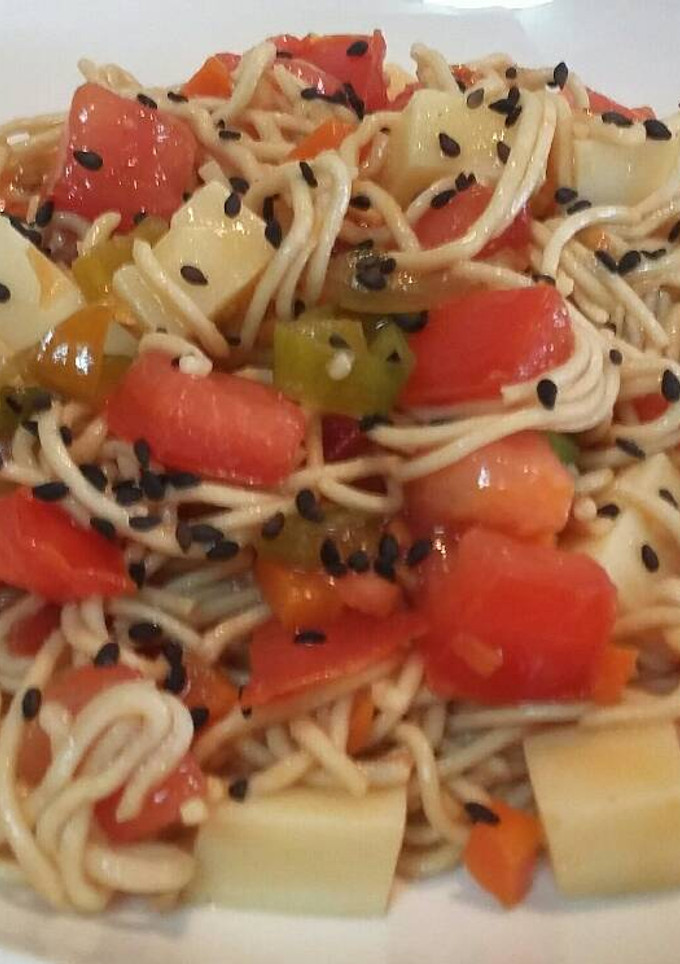Una foto de Ensalada de noodles con vegetales, gruyere y salsa teriyaki