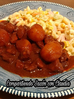 Una foto de Mixto de carne en adobo🌺