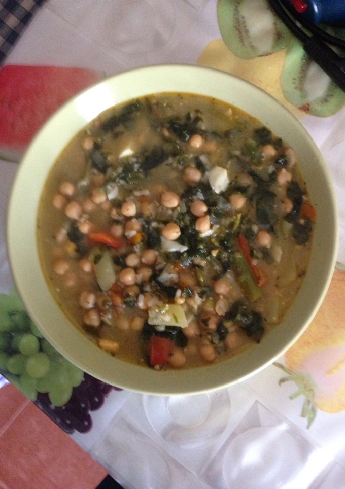 Una foto de Potaje de garbanzos con bacalao de castilla