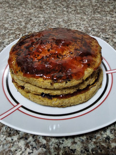 Una foto de Hotcakes veganos de bagazo de almendras, banana y avena 🥞 :)