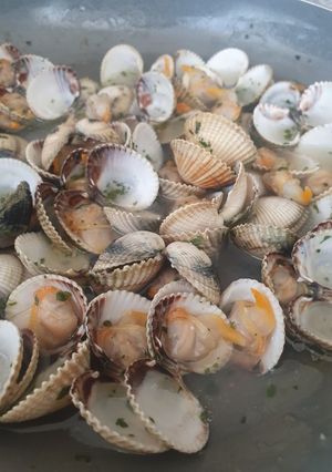 Una foto de Berberechos al vino blanco con ajo y perejil