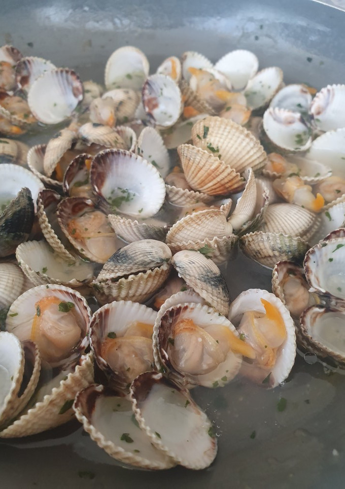 Una foto de Berberechos al vino blanco con ajo y perejil