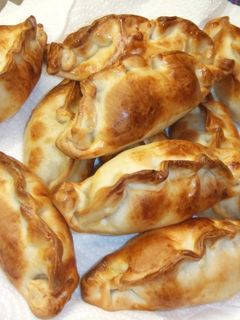 Una foto de Empanadas al horno de jamón, queso y huevo duro
