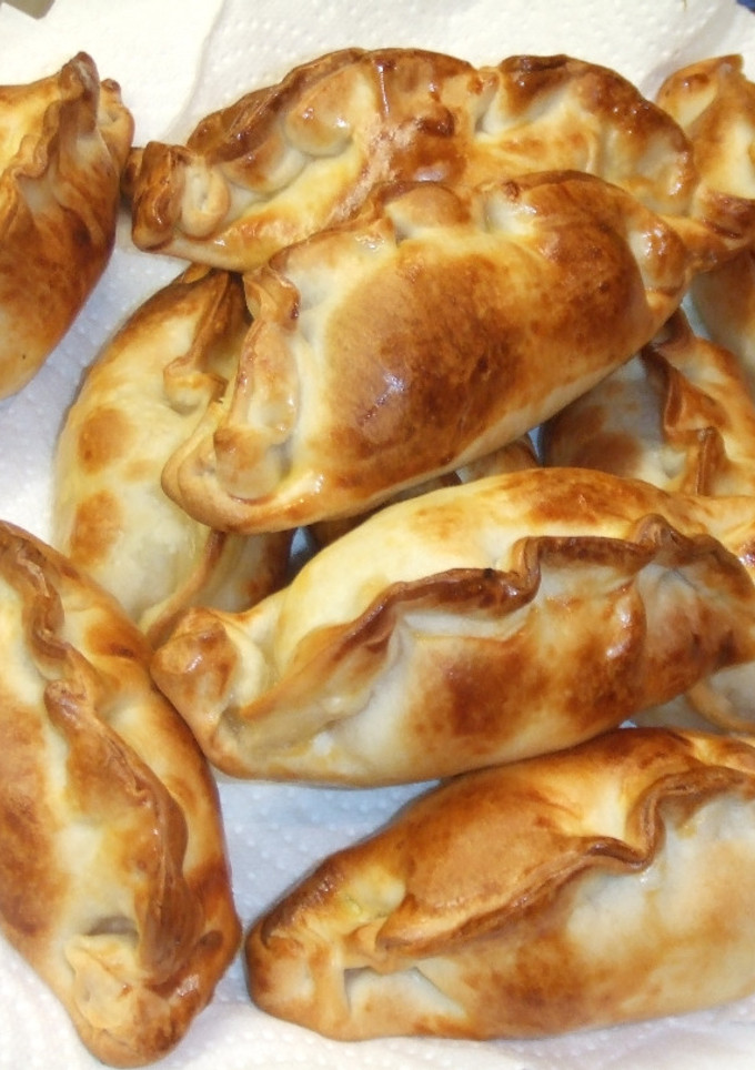 Una foto de Empanadas al horno de jamón, queso y huevo duro