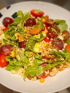 Una foto de Ensalada de trigo tierno con vinagreta de miel y mostaza 🌾 🍯