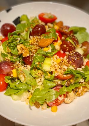 Una foto de Ensalada de trigo tierno con vinagreta de miel y mostaza 🌾 🍯