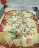 Pizza vegetariana con masa de orégano