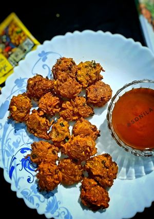 A picture of Maggi dal pakoda.