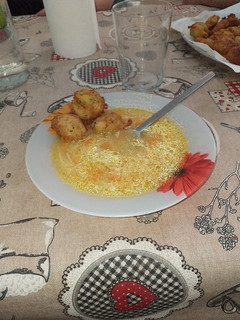 Una foto de Sopa de pollo con bolitas crujientes de calabacín