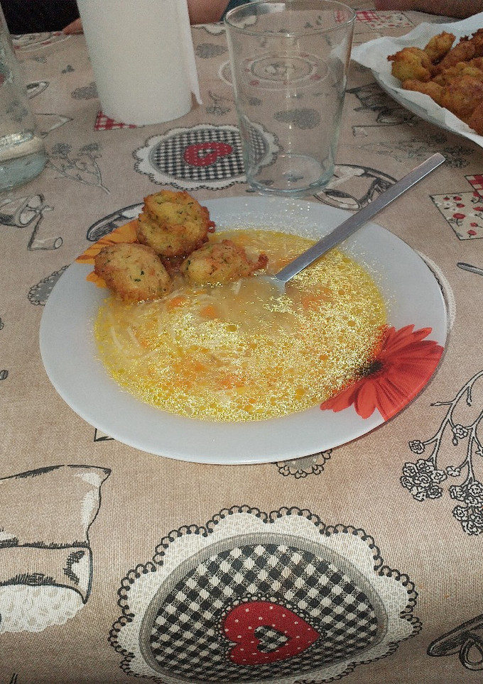 Una foto de Sopa de pollo con bolitas crujientes de calabacín