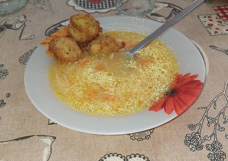 Sopa de pollo con bolitas crujientes de calabacín