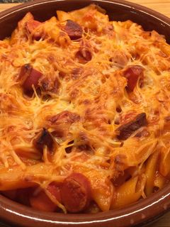 Una foto de Macarrones con chorizo y salchichas