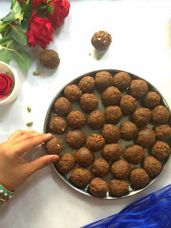 अलसी और गोंद के लड्डू (Alsi aur gond ke ladoo recipe in Hindi) रेसिपी मुख्य फोटो