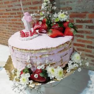 Torta decorada con flores naturales y frutillas
