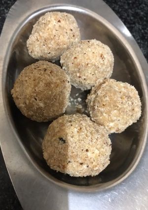 A picture of Dry fruits ladoo.