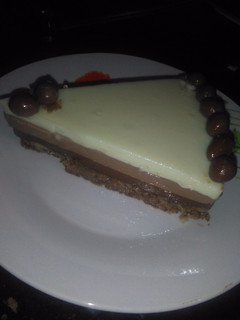 Una foto de Tarta tres chocolates