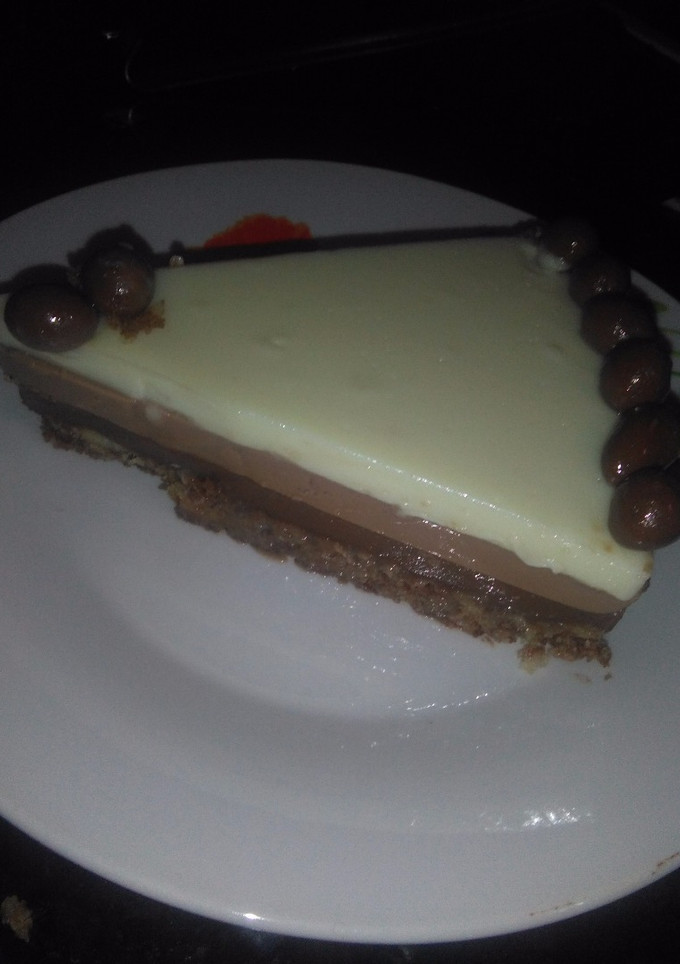 Una foto de Tarta tres chocolates