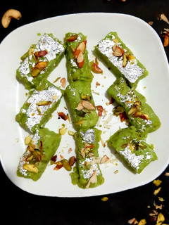 लौकी की बर्फी (louki ki burfi recipe in hindi) रेसिपी मुख्य फोटो