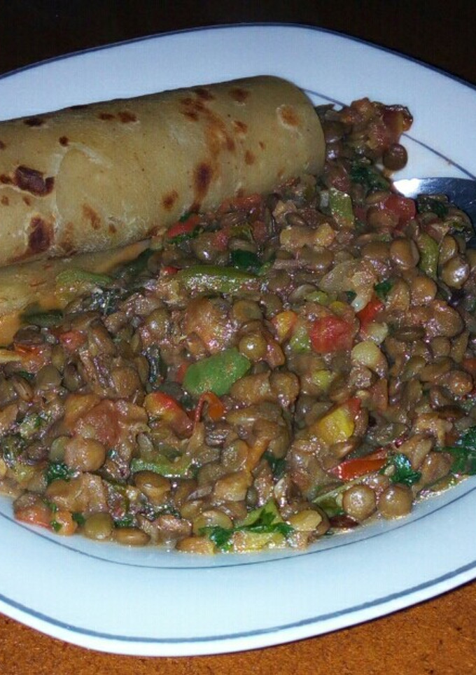 A picture of Lentils with chapati.