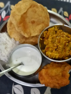 पूरी (poori recipe in Hindi) रेसिपी मुख्य फोटो