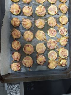 Una foto de Mini pizzas de calabacín