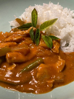 Una foto de Curry thai rojo con pollo y verduras