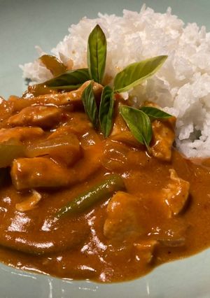 Foto principal de Curry thai rojo con pollo y verduras