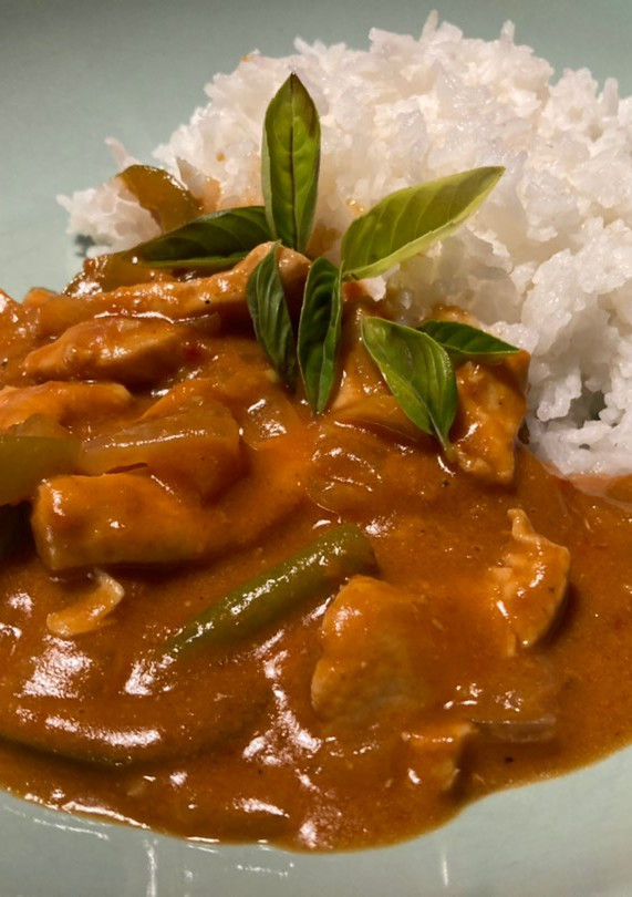 Una foto de Curry thai rojo con pollo y verduras