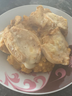 Una foto de Pollo a la cerveza y miel, con puré de papas y batatas