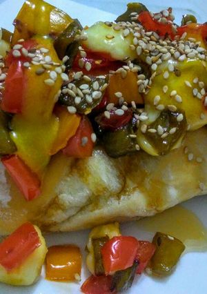Una foto de Perritos calientes(hotdogs), cubiertos de pimentón caramelizado