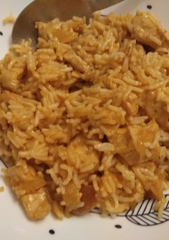 Una foto de Arroz con pollo y almendras
