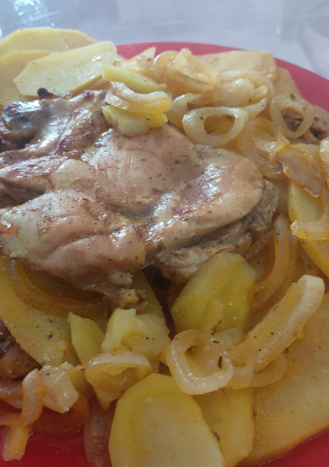 Una foto de Contramuslos de pollo con especias cajún en freidora de aire
