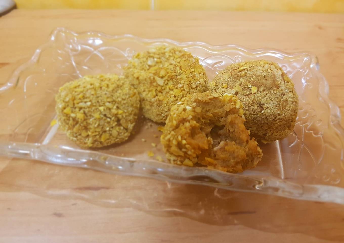 Bolitas crujientes de boniato rellenas de crema de cacahuete
