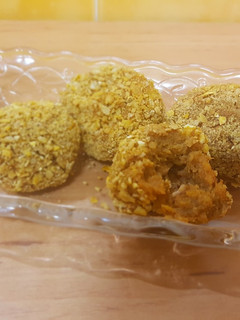 Una foto de Bolitas crujientes de boniato rellenas de crema de cacahuete