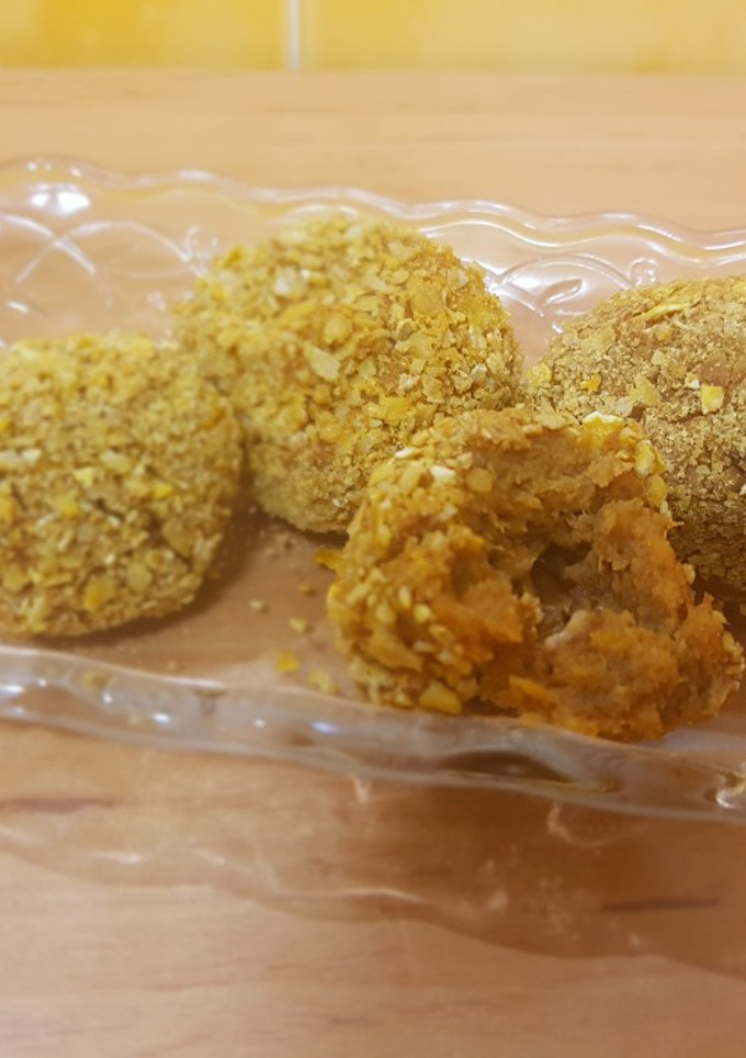 Una foto de Bolitas crujientes de boniato rellenas de crema de cacahuete