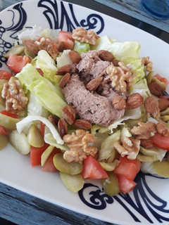 Una foto de Ensalada de atún con frutos secos