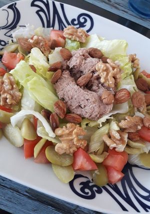 Una foto de Ensalada de atún con frutos secos