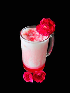 રોઝ કેશ્યુ લસ્સી (Rose Cashew Lassi Recipe In Gujarati) રેસીપી મુખ્ય ફોટો